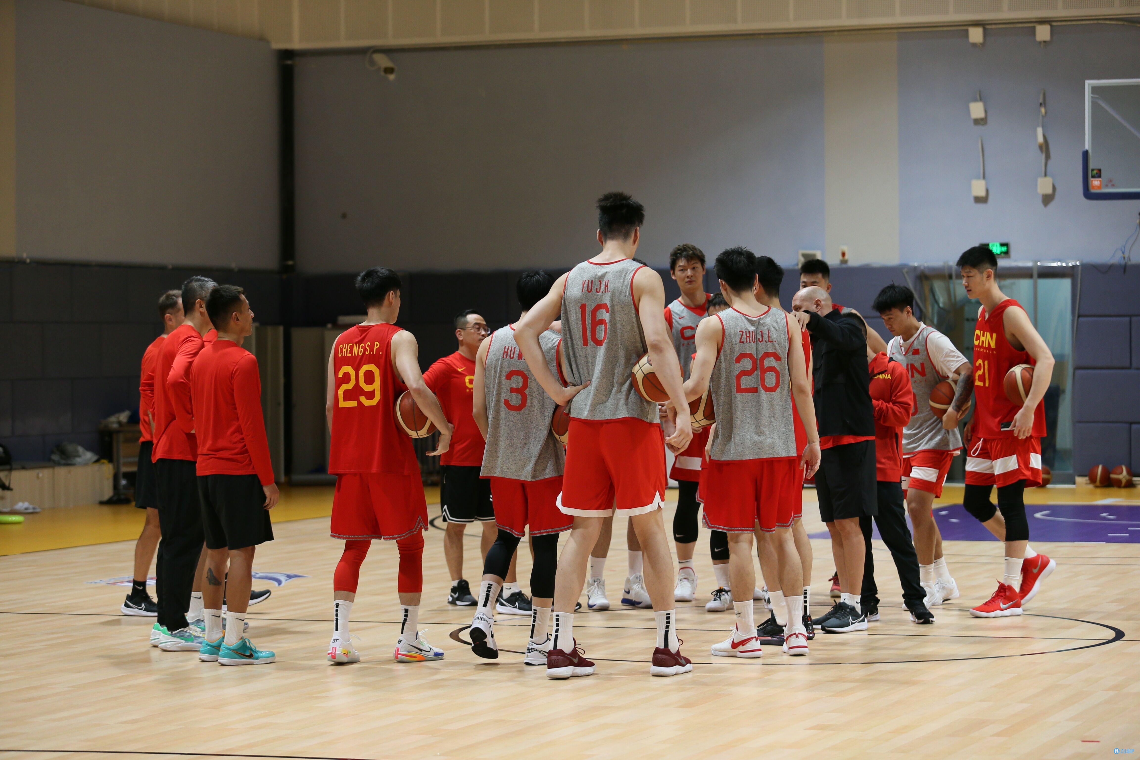 热身赛-中国男篮94-76逆转南京同曦 王哲林16分全队最高